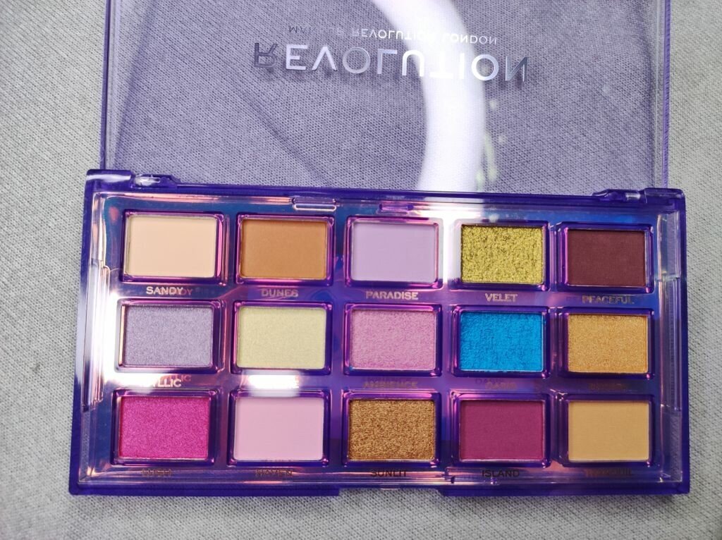 Makeup Revolution Палетка теней Reflective Eyeshadow Palette Ultra Violet