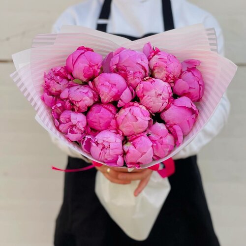 Изображение товара Монобукет Rybe-Flowers "А. Флеминг", пионы, 15шт, высота 50см, пленка, атласная лента