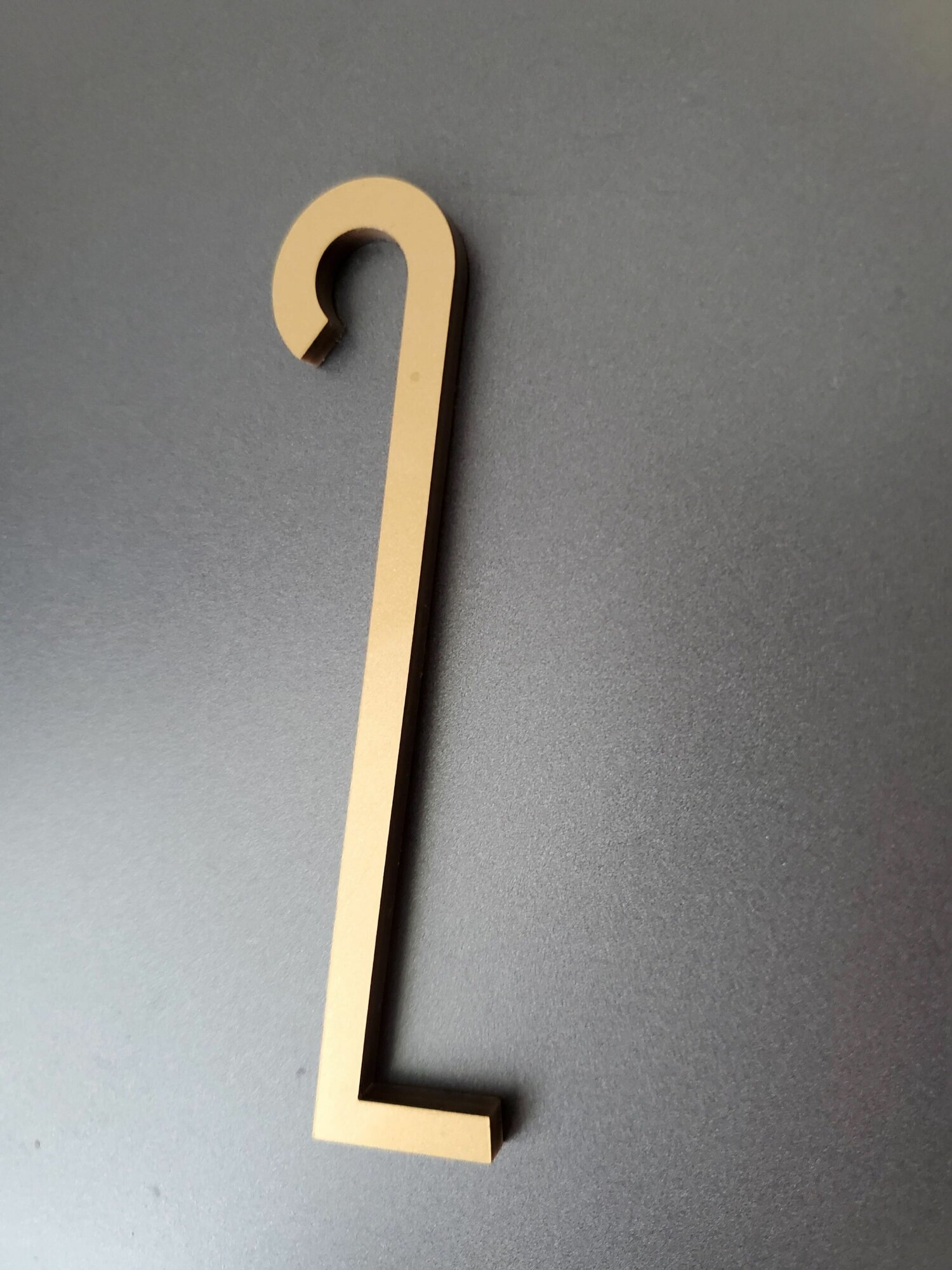 Цифра на дверь "2" в скандинавском стиле, старое золото - фотография № 3