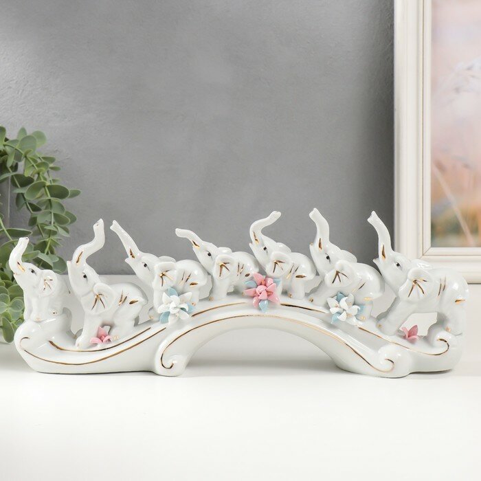 Фигурка керамика  Семь слонов на волне   белые  13 33 7 7 5 см