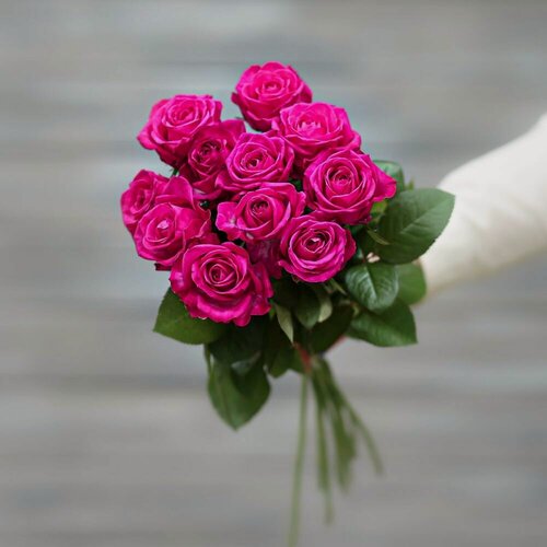 Изображение товара Букет живых цветов из 11 малиновых роз (Россия) с лентой 50 см