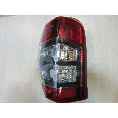 Фонарь задний левый совместим с Mitsubishi L200 2018-2023 8330B211