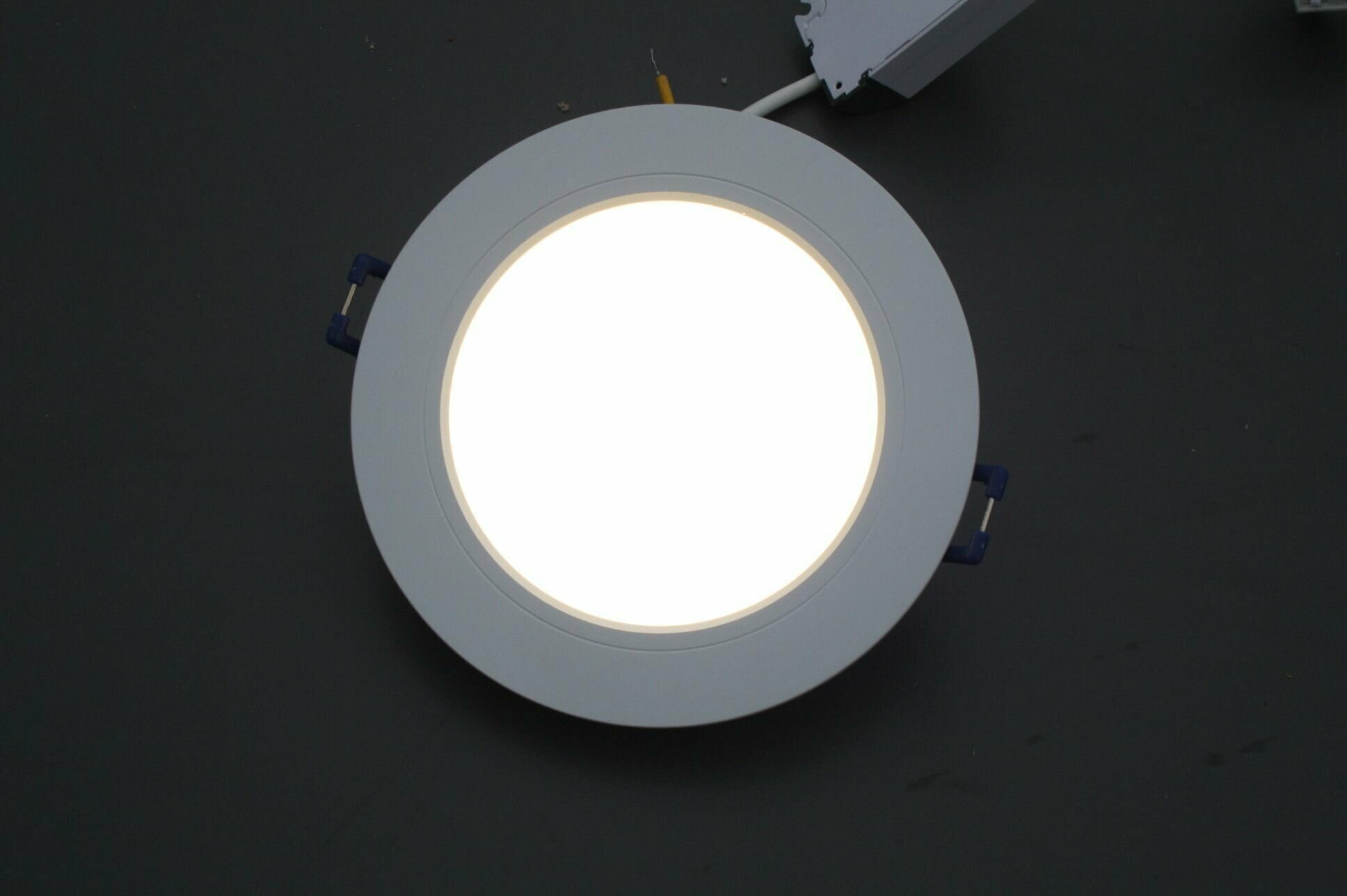 Светильник светодиодный встраиваемый потолочный точечный 10вт, 4500К, 850Лм, белый DLRL LEEK, нейтральный свет. Для натяжных потолков. - фотография № 4