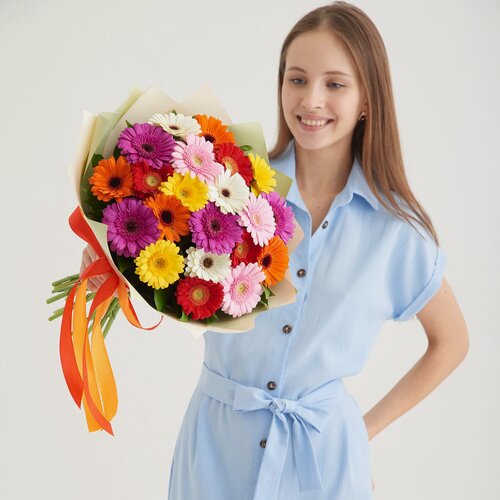 Изображение товара Букет живых цветов из 21 мини герберы в дизайнерской упаковке