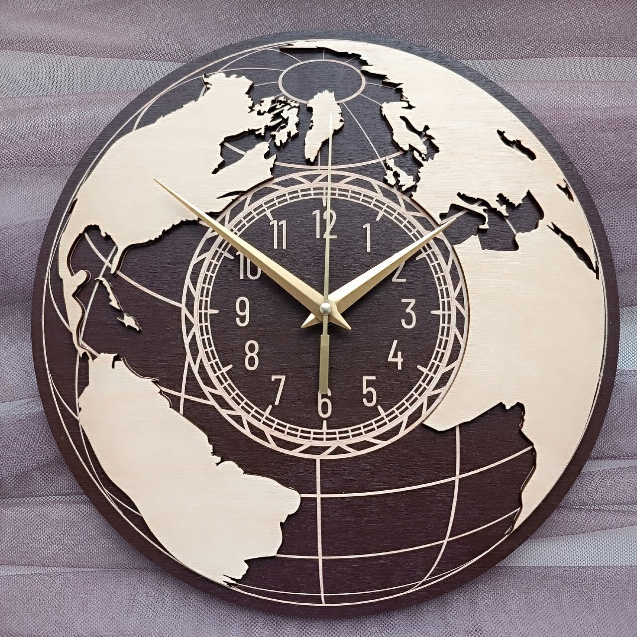 Часы из дерева "Подарок учителю географии" преподавателю настенные часы
