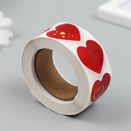 Наклейка бумага Красные сердечки с золотом d 25 см 500 шт в рулоне 499₽