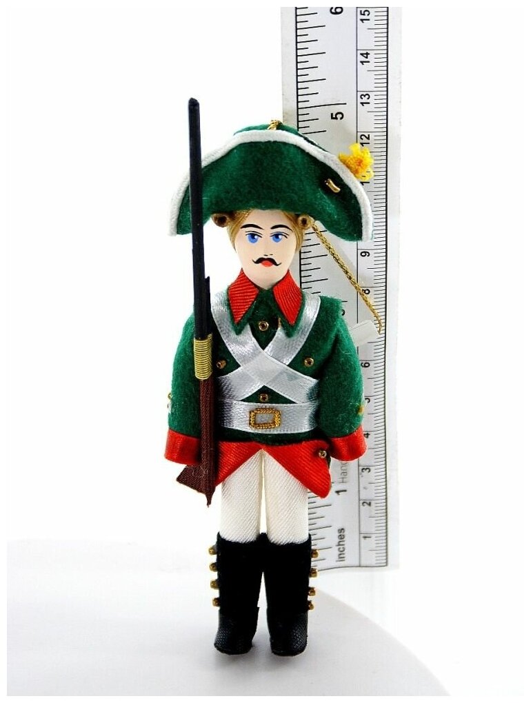 Кукла-подвеска сувенирная фарфоровая. Россия. Рядовой мушкетерского полка. 1797-1801 гг.