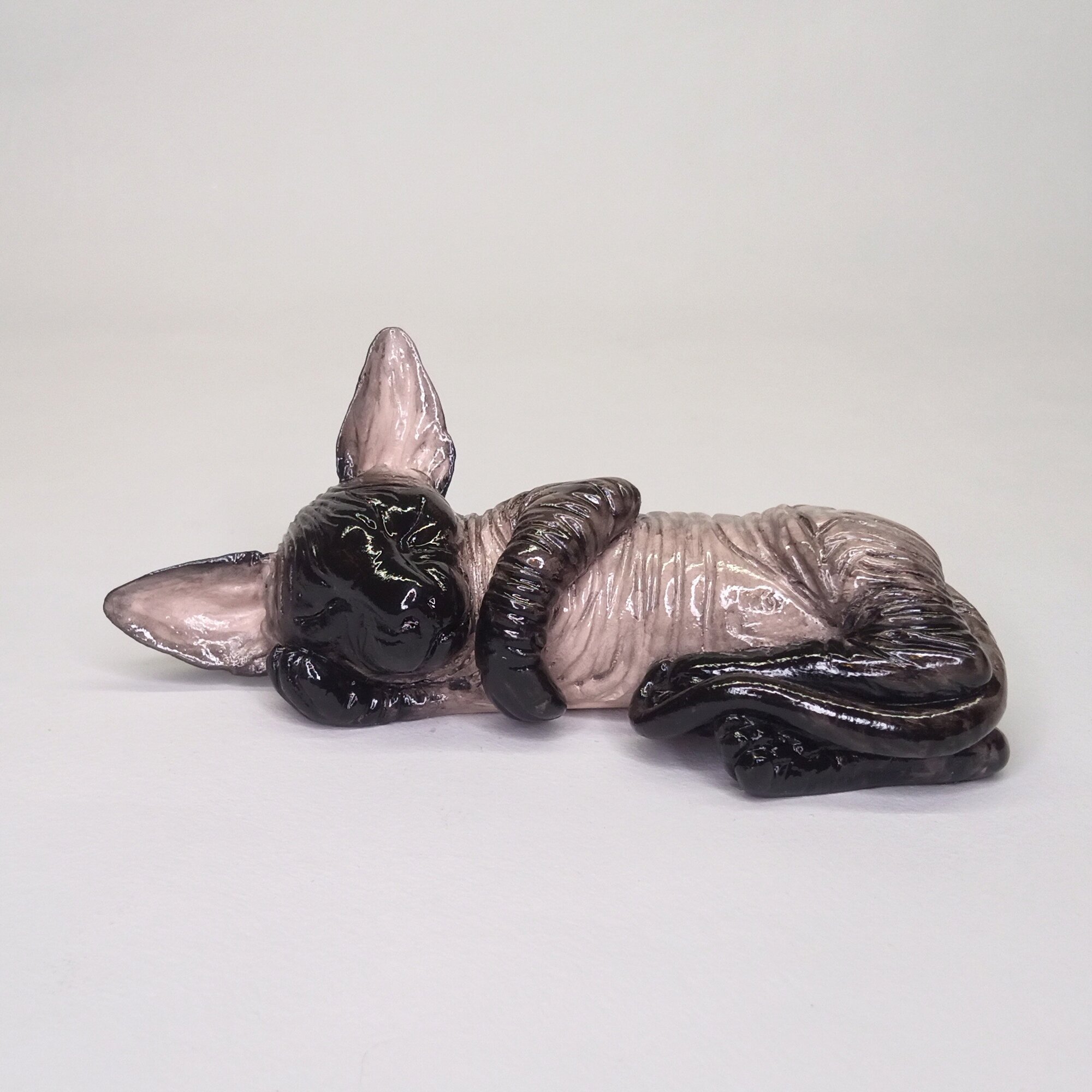 Статуэтка котенка сфинкс "Маленький соня", дымчатый поинт