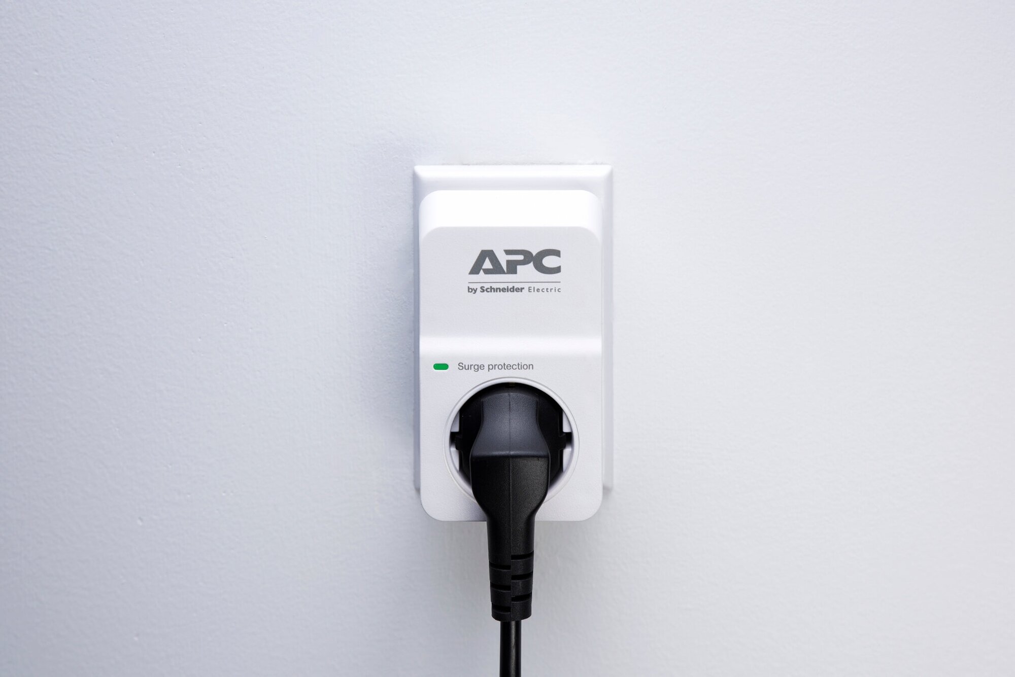 Сетевой фильтр APC by Schneider Electric Essential SurgeArrest PM1W-RS, 1 розетка, с/з, 16А / 3500 Вт 100 мм 63 мм 42 мм 1 - фотография № 11