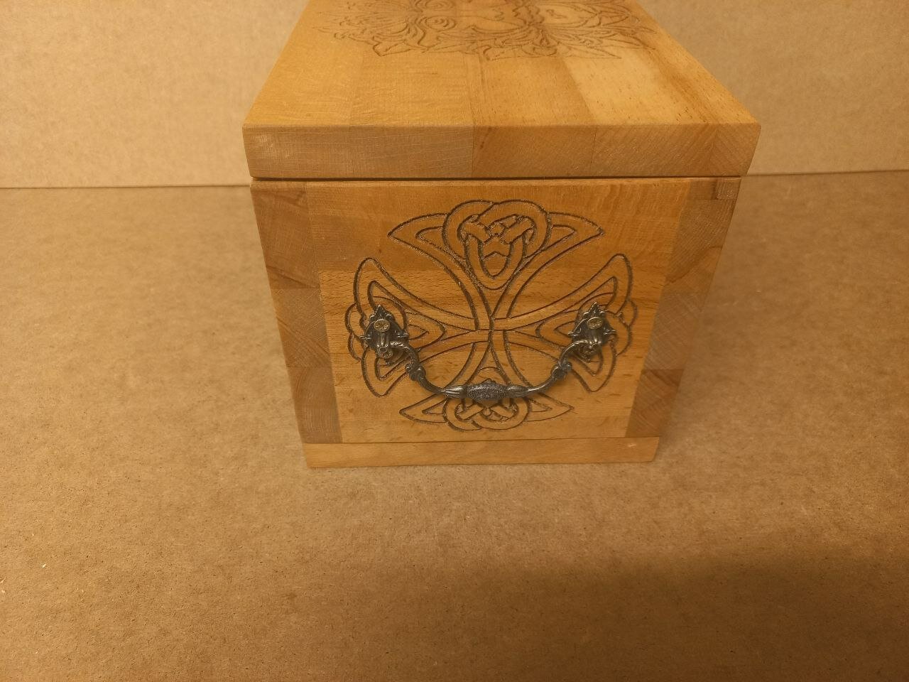 Шкатулка сундучок деревянный резной из массива бука кельтский - фотография № 3