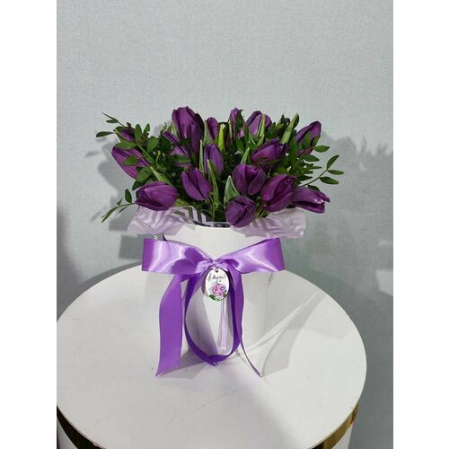 Тюльпаны фиолетовые 51шт / Букет в коробке / Цветы