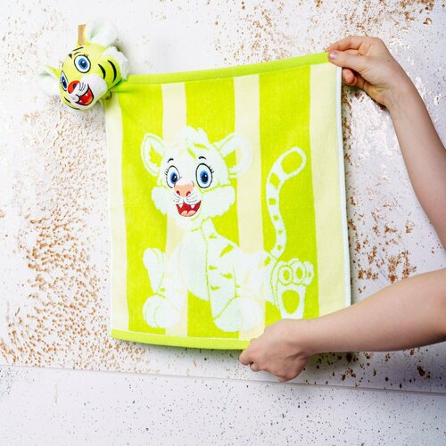 Детское полотенце для рук и лица с игрушкой тигр зеленое