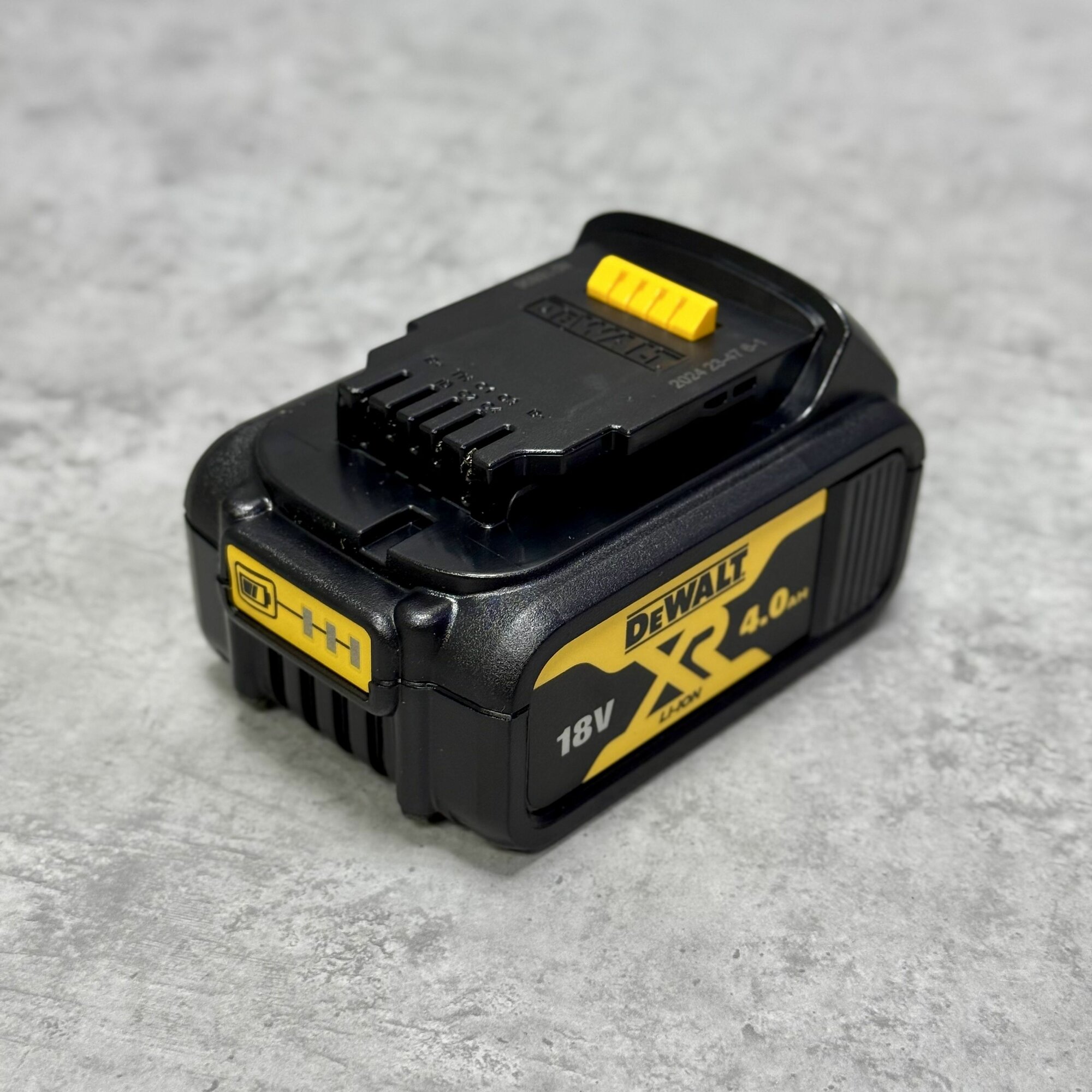 Аккумулятор DeWalt DCB182 Li-Ion, 18/20В, оригинал 4 Ач; без упаковки! — фото 1