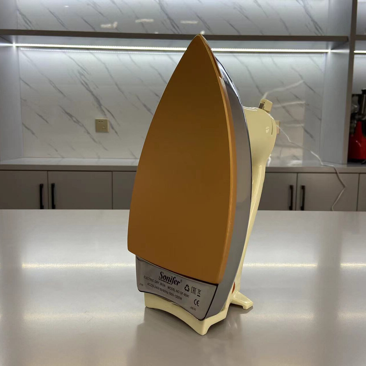Профессиональный паровой утюг Sonifer SF-8041 с высокой мощностью и эффективной системой подачи пара — фото 1