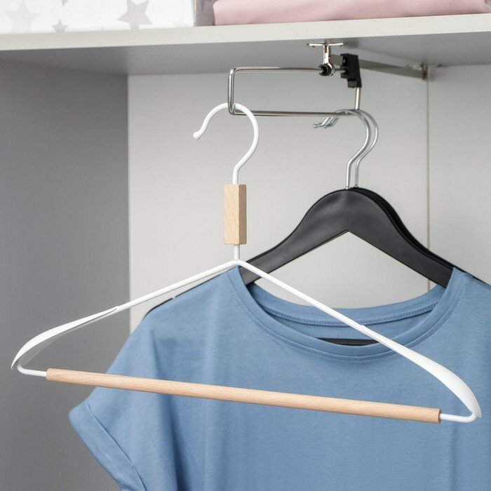 Плечики для одежды с усиленными плечиками LaDо́m «Wood» 42×22×32 см цвет белый (комплект из 3 шт)