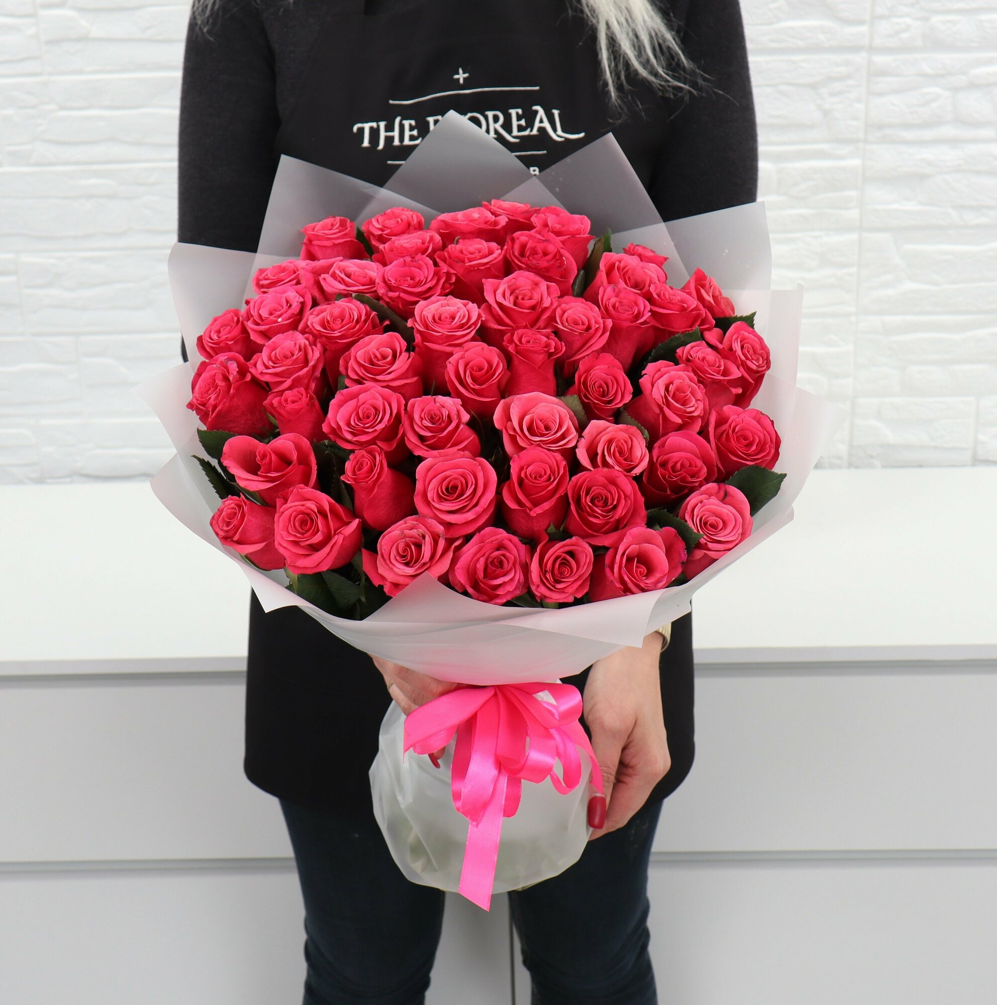 51 малиновая роза высота 50см  в прозрачной матовой упаковке