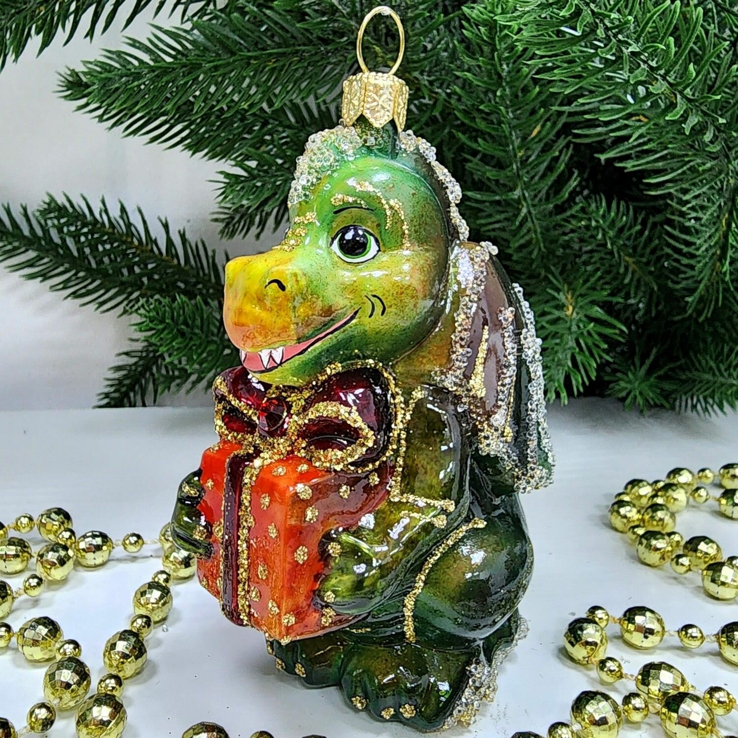 Irena-Co елочная игрушка, стекло Дракон с красным подарком (9х4,5х6,5см)