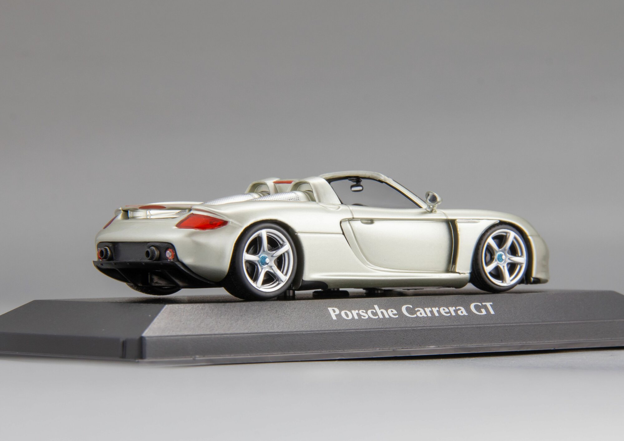 Коллекционная масштабная модель 1:43 Porsche Carrera GT - 2003 от Maxichamps — фото 1