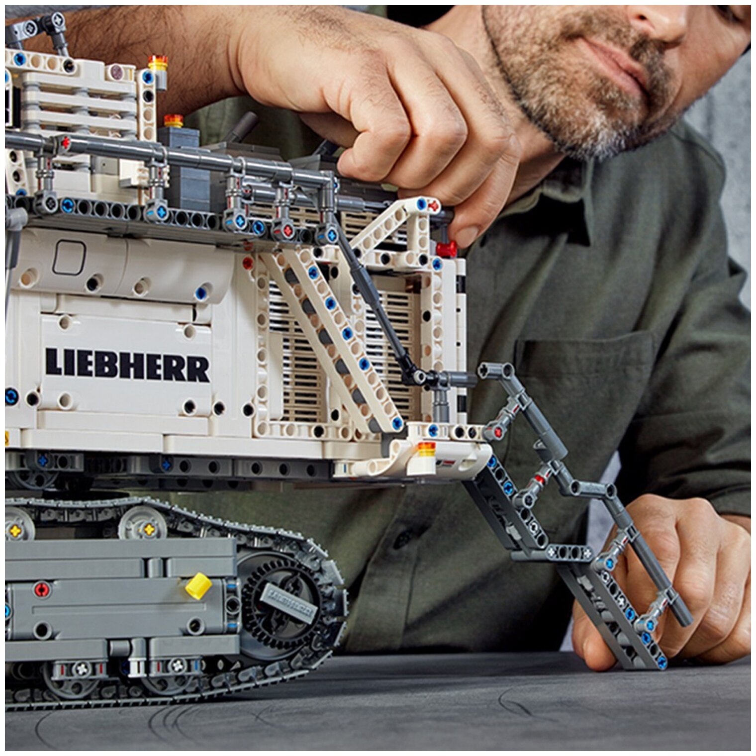 Конструктор LEGO Technic Экскаватор Liebherr R 9800 - фото №13