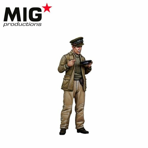 MP35-423 Пластиковая фигура BRITISH TANK CREWMAN EATINGNORTH AFRICA 1942