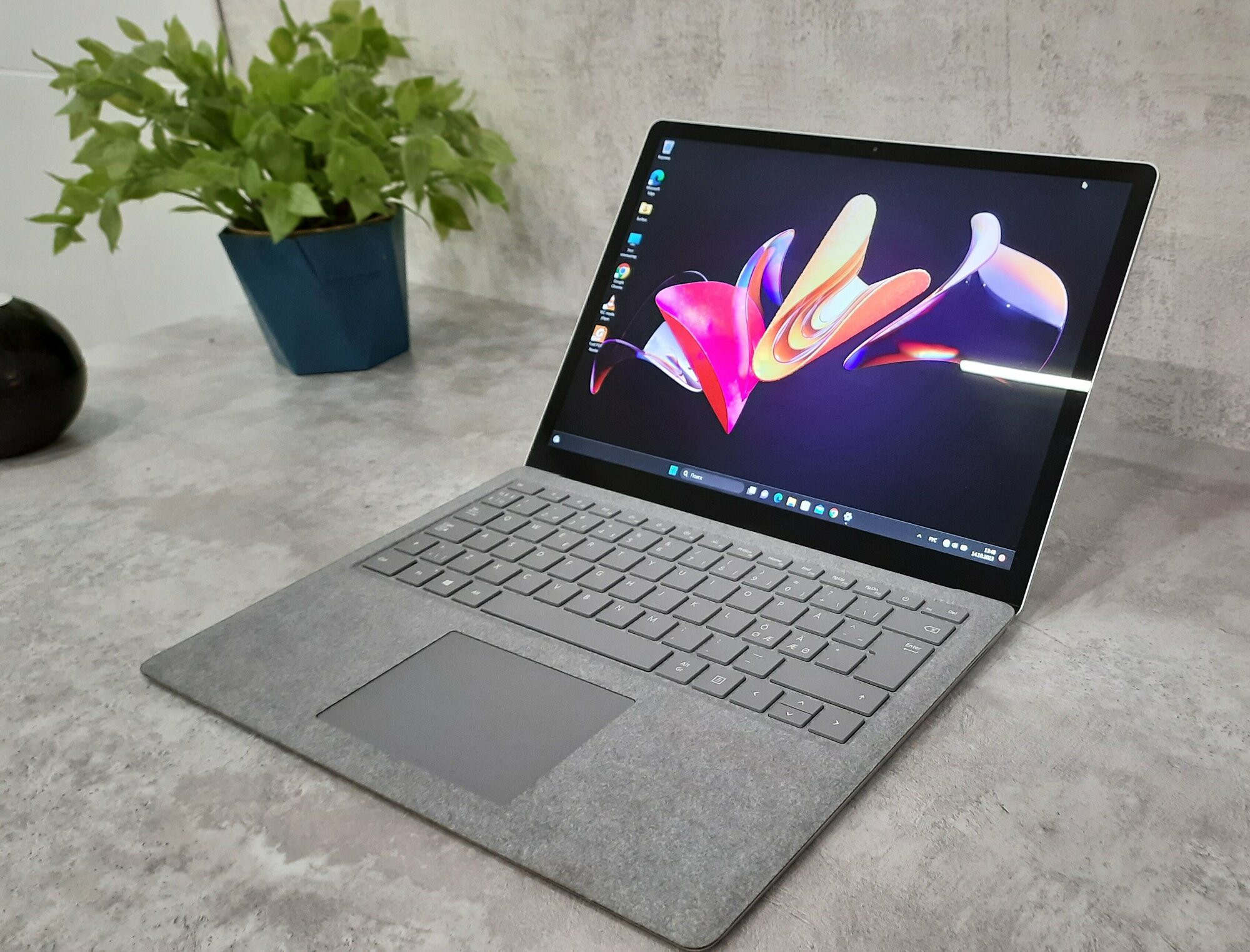 Ноутбук Microsoft Surface Laptop 2, Core i5 8250U 1.6-3.4ГГц , Память 8 ГБ, Диск 256Гб SSD, Intel HD , Экран 13,5" сенсорный IPS 2256x1504