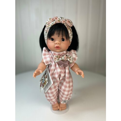 Кукла Nines D'Onil Зоя, брюнетка, в клетчатом комбинезоне, 37 см, арт. 1010 куклы илья и зоя