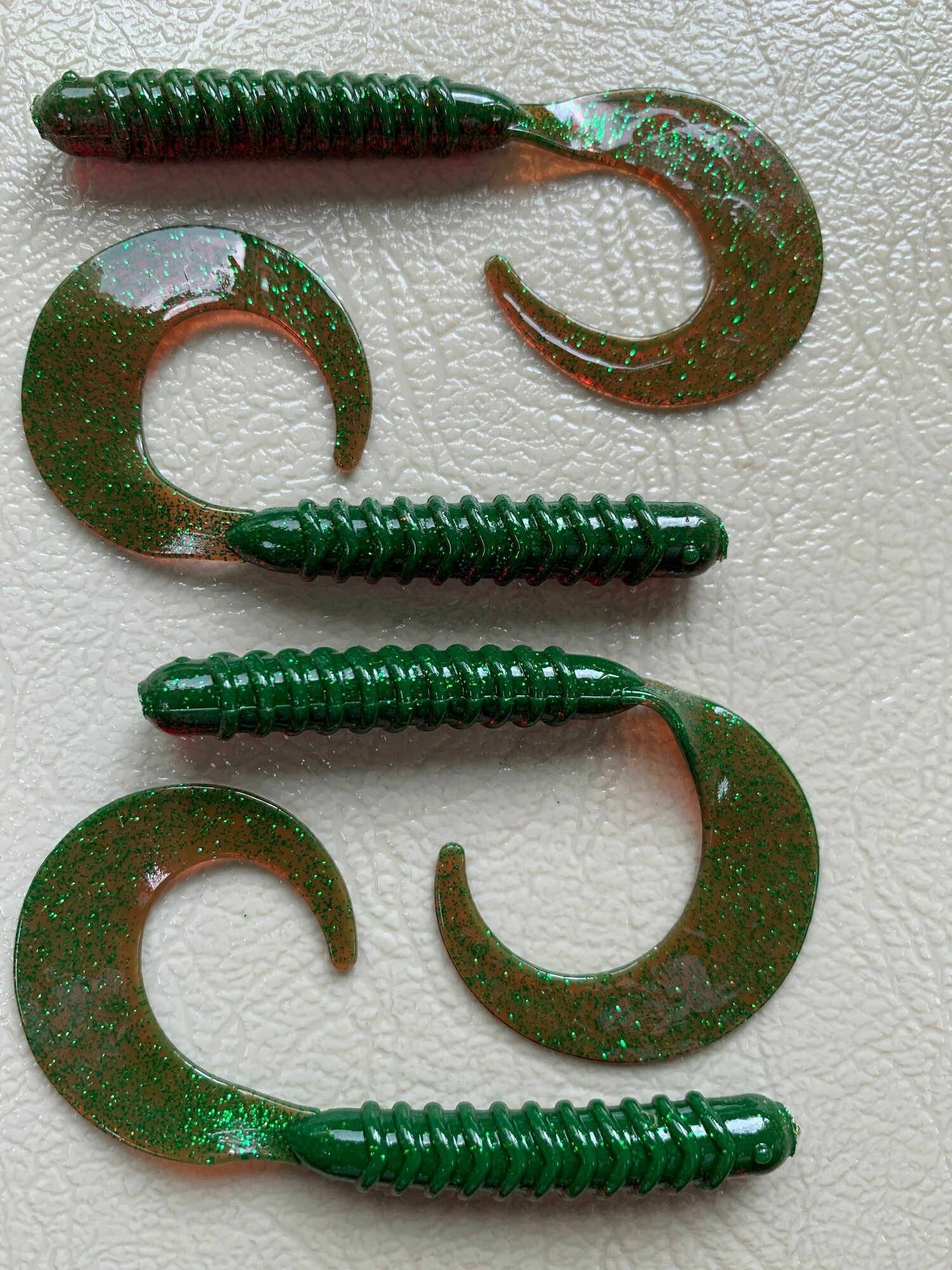 Мягкая силиконовая приманка Твистер (Tail Grub) 7.6 см 8шт Машинное масло (Motor Oil Green Flake).