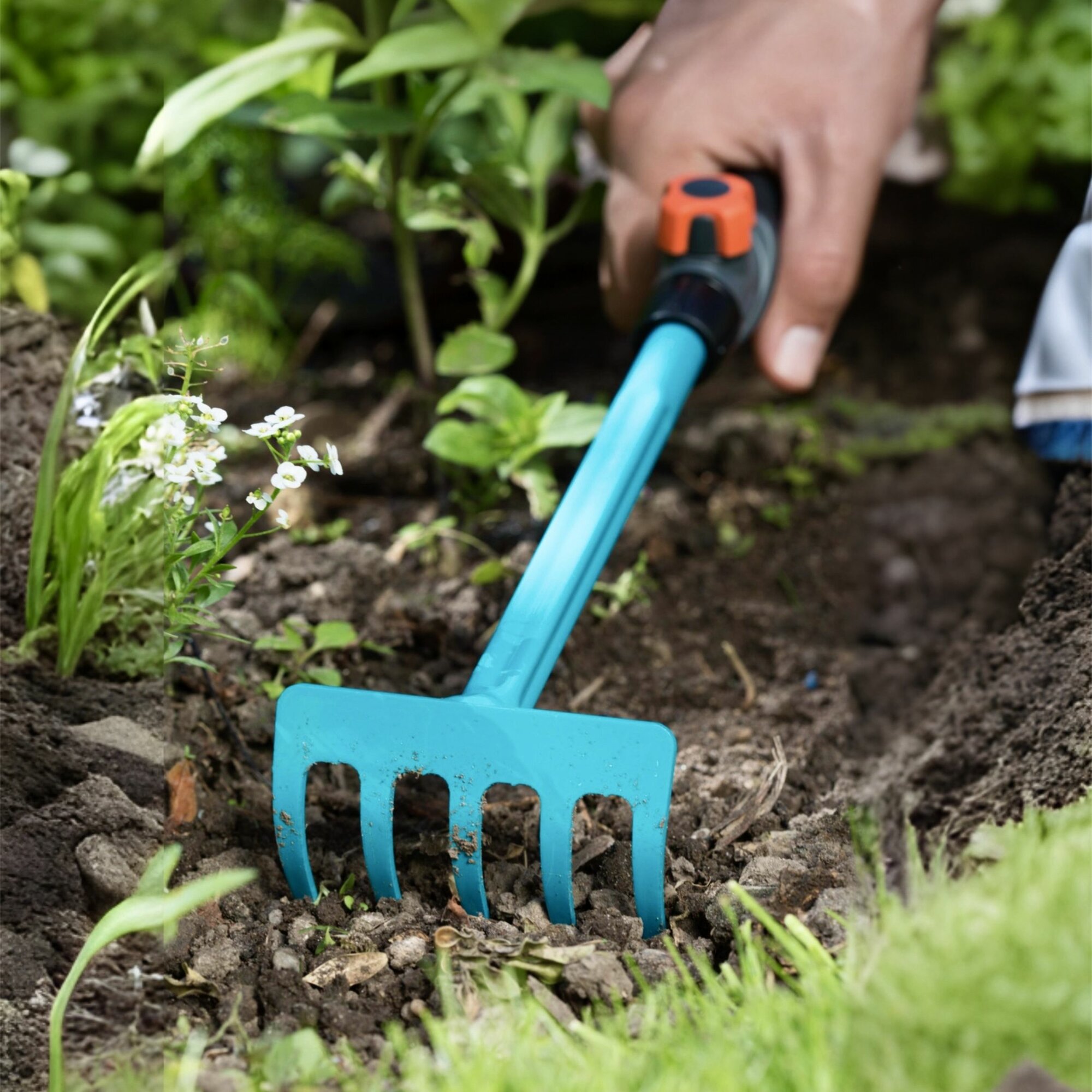 фото Грабли цветочные (ручнойинструмент / насадка длякомбисистемы и рукоятка) Gardena