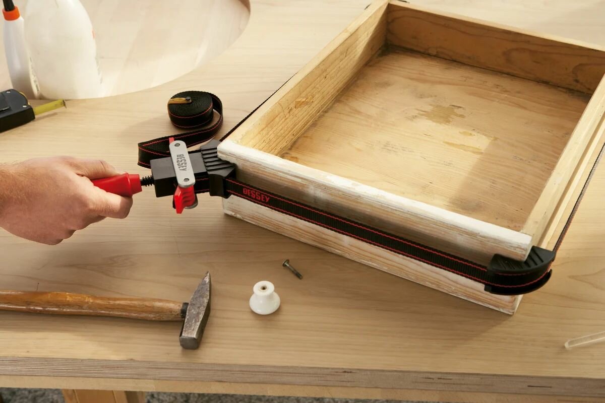 Подготовленные деревянные и металлические заготовки для прижимов