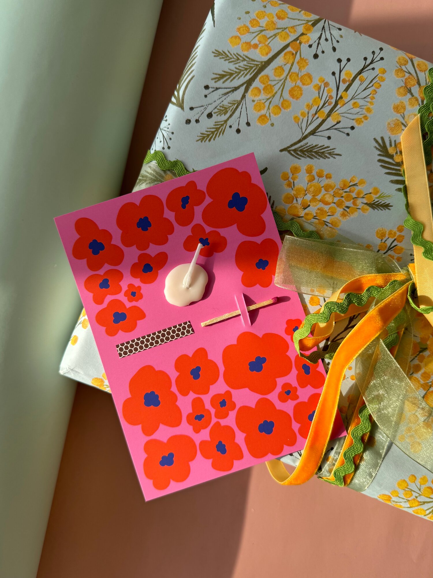 Открытка свечка "Цветочки", от Вьюнчик, 14,8х10,5 см (А6), милая поздравительная открытка, цветы — фото 1