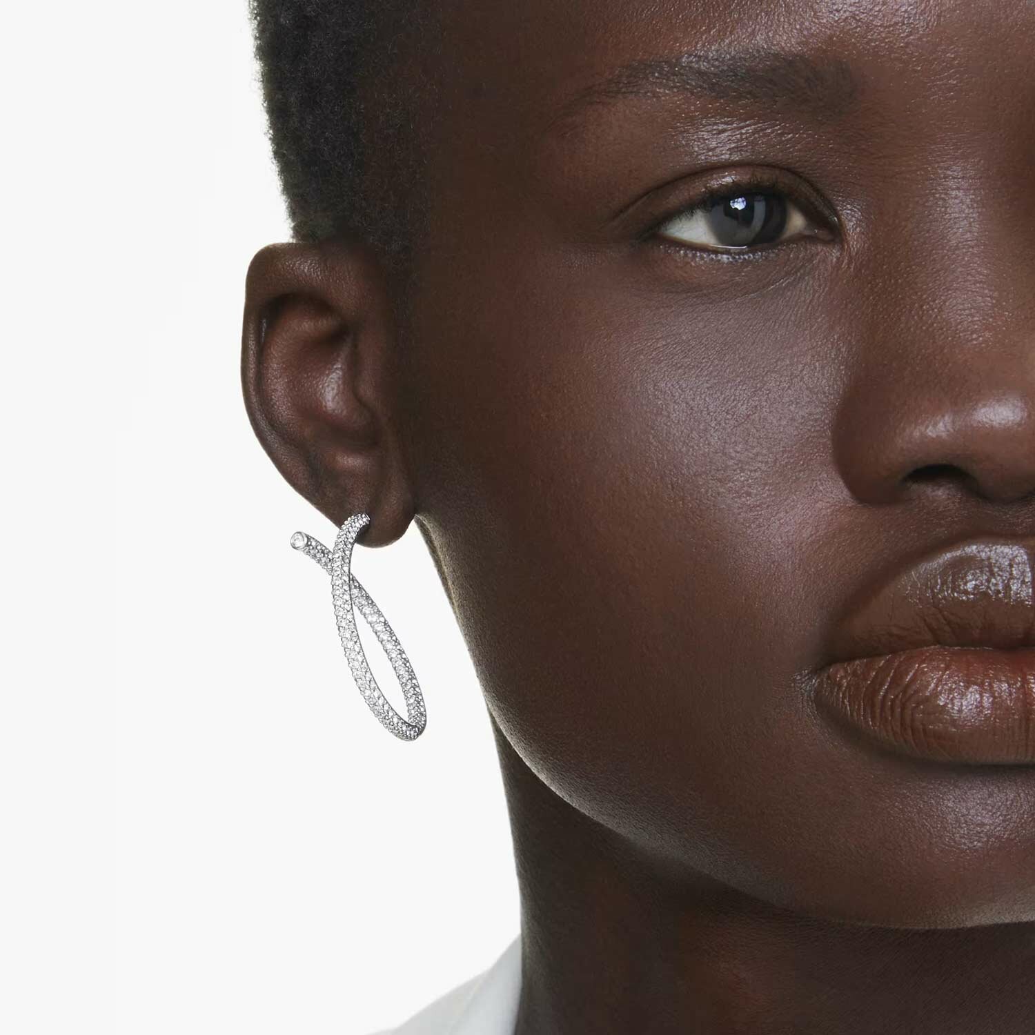 Серьги с подвесками SWAROVSKI, кристаллы Swarovski, размер 35 мм, белый, серебряный — фото 1