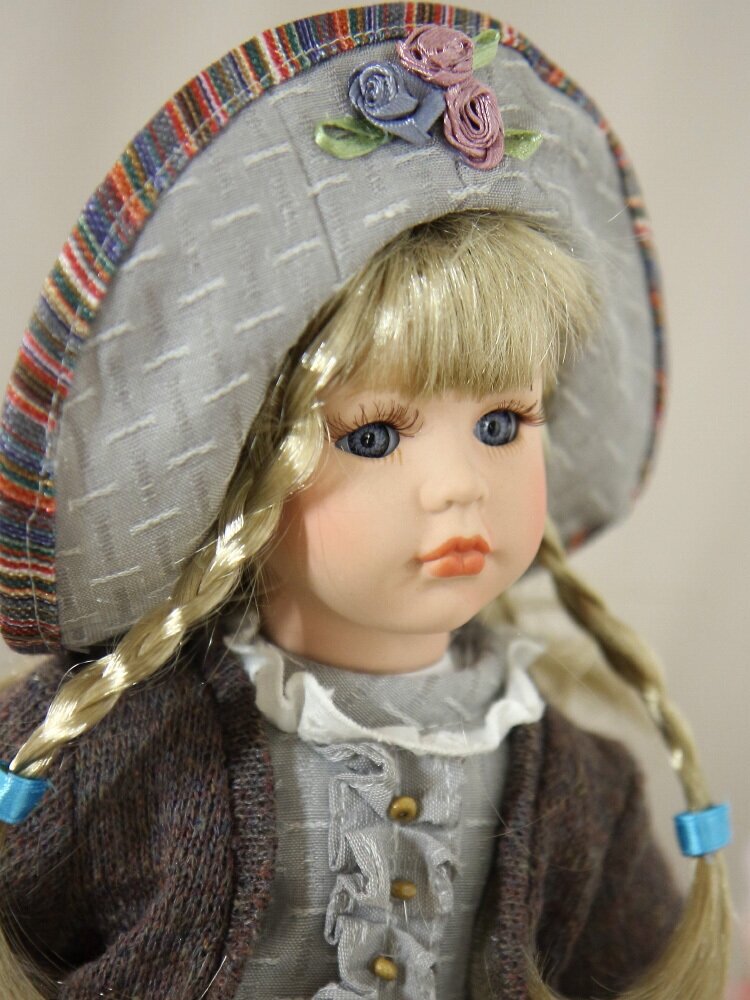 Кукла фарфоровая 12' на подставке