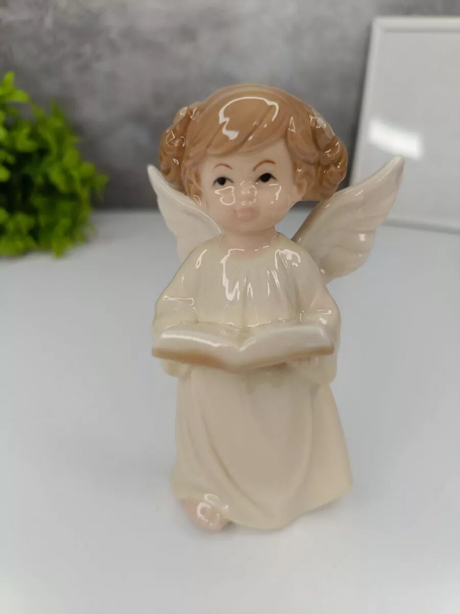 Фигурка декоративная коллекционная Малышка ангелочек с книгой 10.5 см