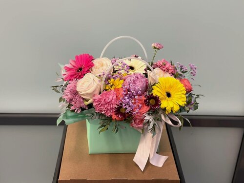 Изображение товара Композиция wowflo "Букет в сумочке", 17 цветов, флористический оазис, 35 см