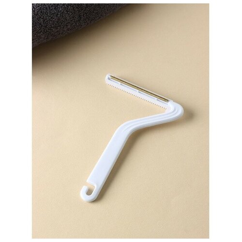 Скребок для чистки одежды ковров мебели двусторонний металлпластик108165 см 186₽