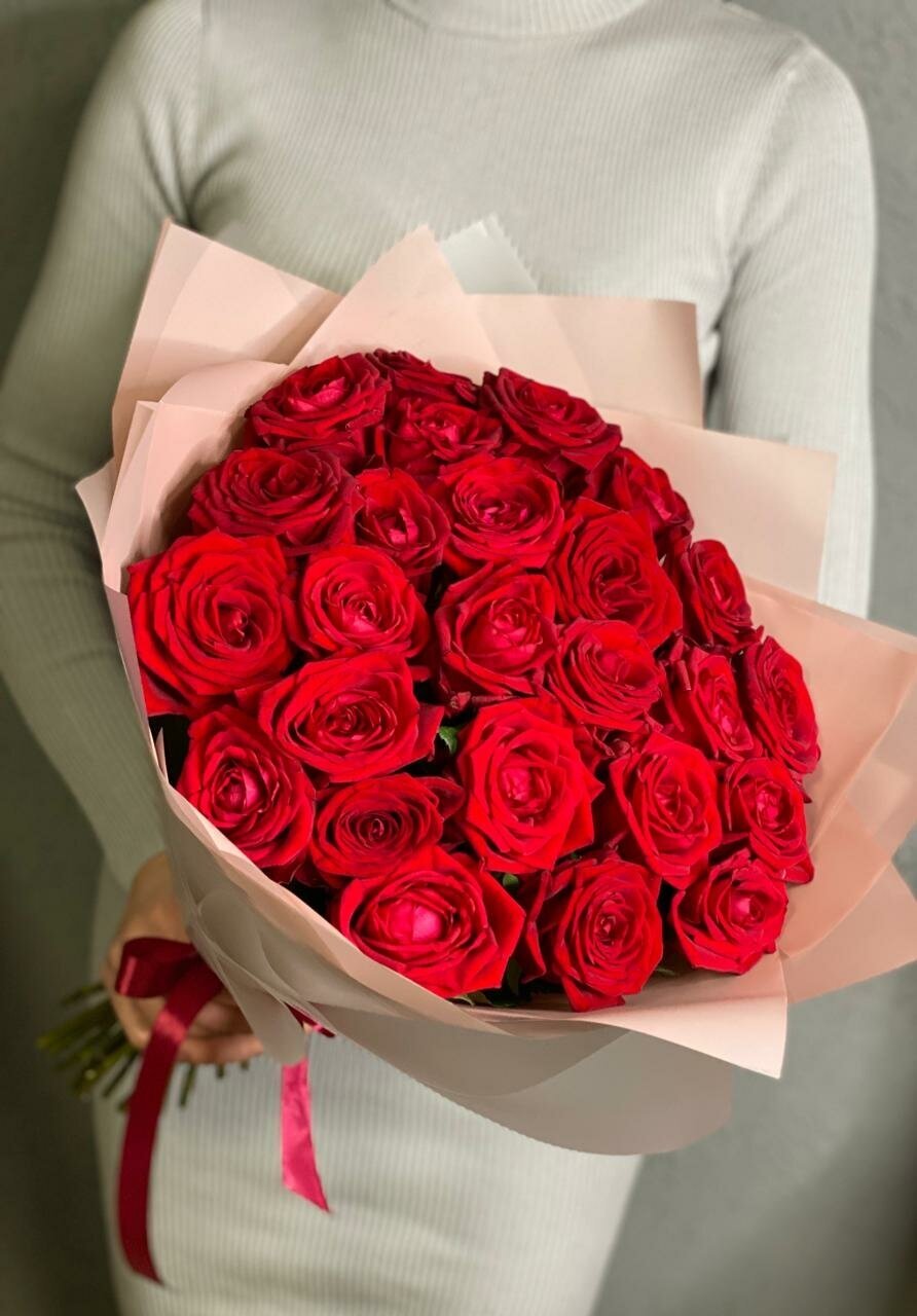 25 красных роз в дизайнерской упаковке высота 40 см 070