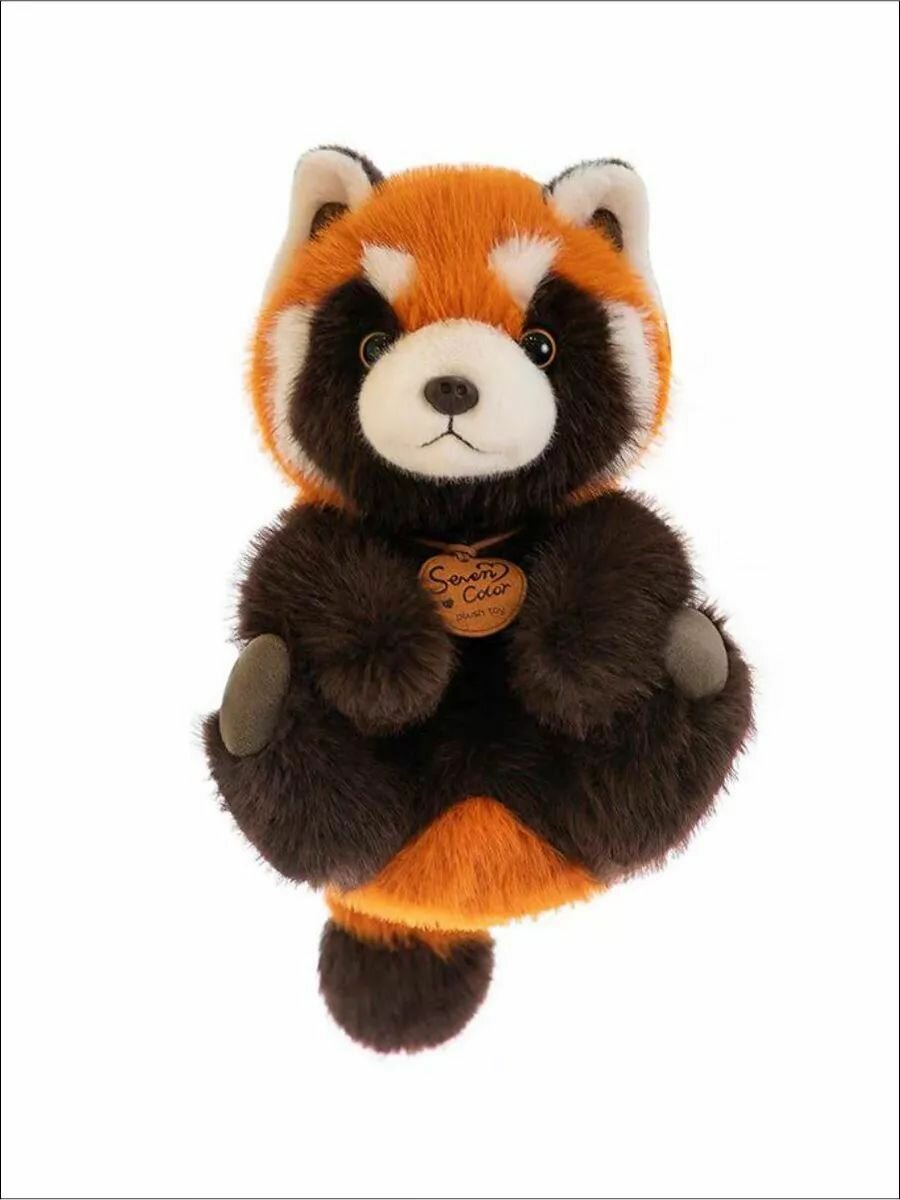 Ассортимент рождественских мягких игрушек под ёлкой с подарочными коробками