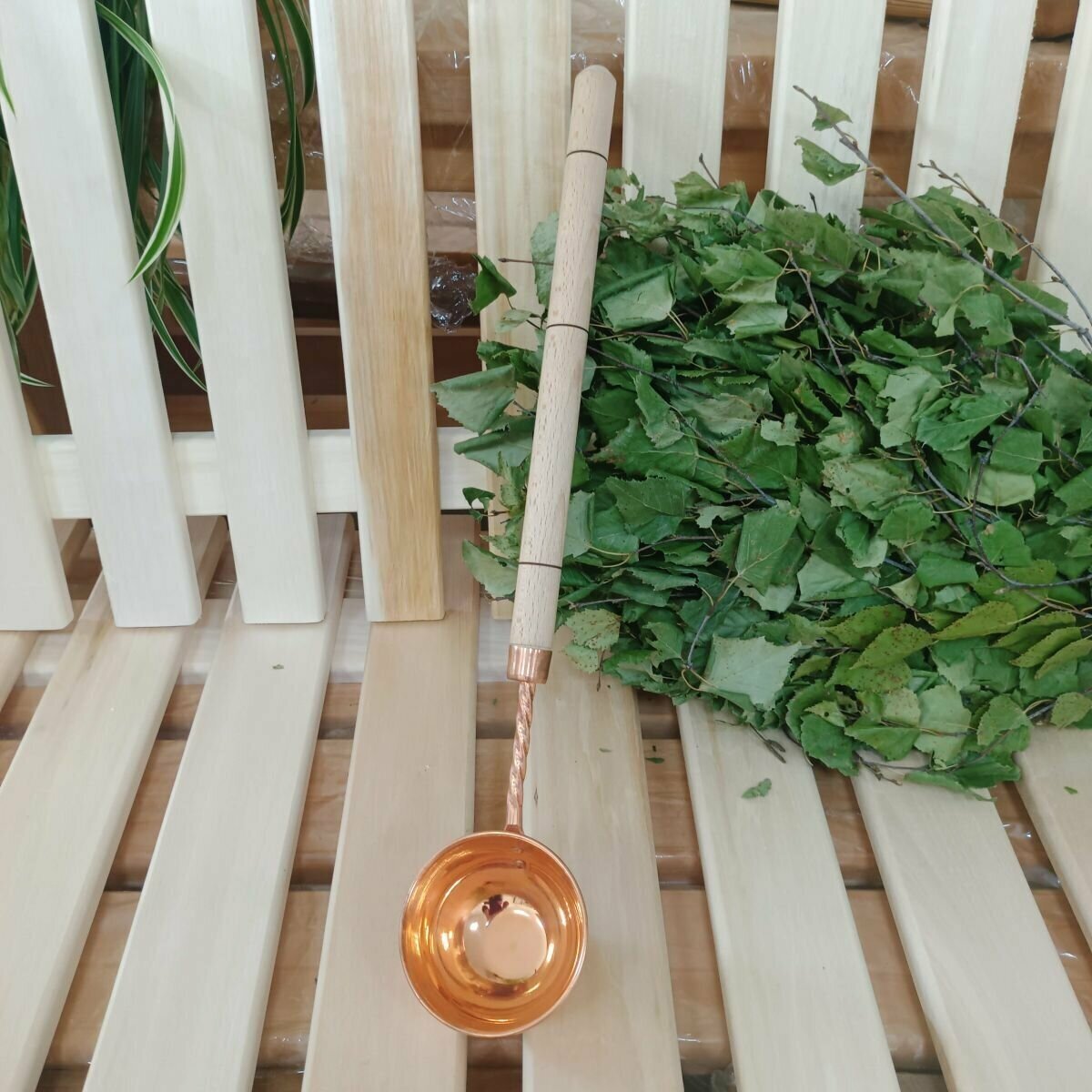 Черпак (ковш) для бани и сауны "Мини" с деревянной ручкой, 0,15 мл, 37 см, 100% Медь — фото 1