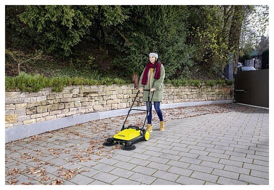 Ручная подметальная машина Karcher S4 Twin 1.766-360.0 с двумя щетками и мусоросборником объемом 20 литров