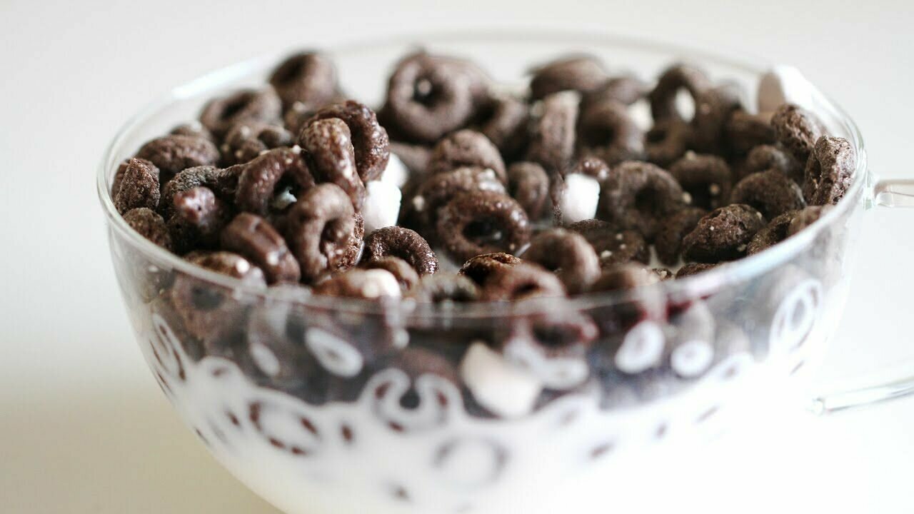 Готовый сухой завтрак Oreo O's Cereal шоколадные колечки и ванильные шарики 350 гр - фотография № 2