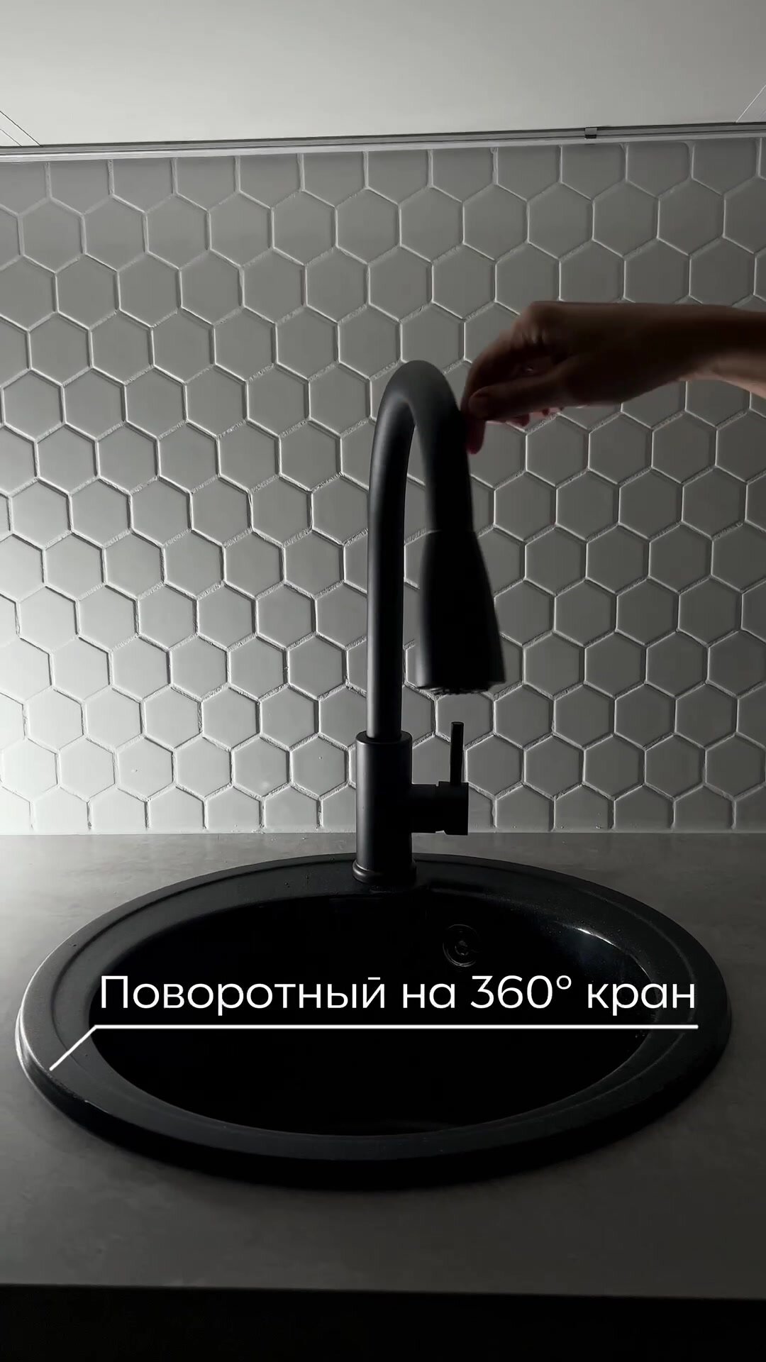 Смеситель для кухни из нержавеющей стали с выдвижным гибким изливом; однорычажный; поворотный 360 градусов; режим душ; черный хром. — фото 1