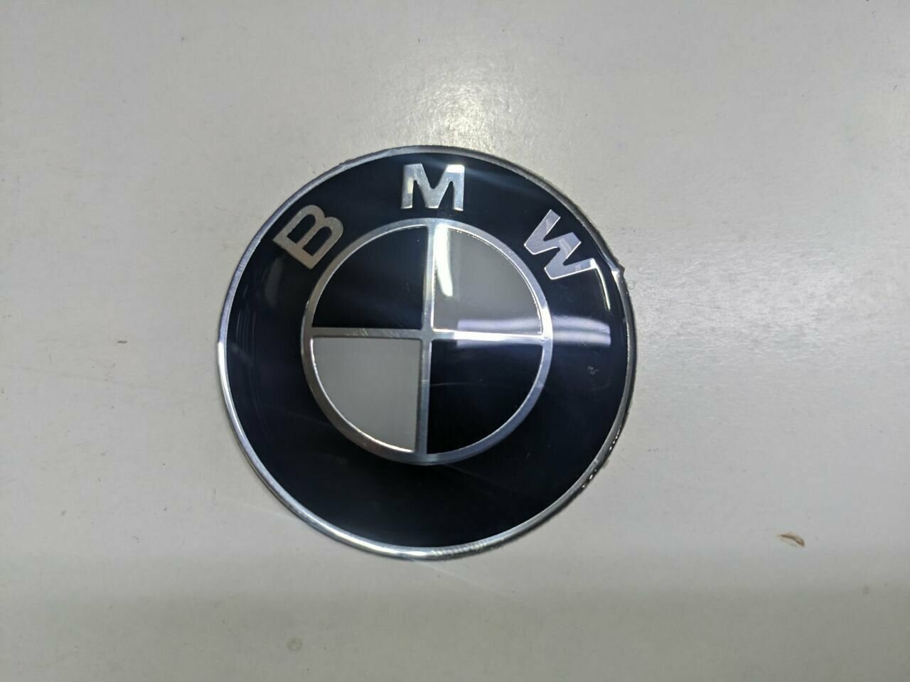 Эмблема Шильдик BMW БМВ на руль чёрно-белый