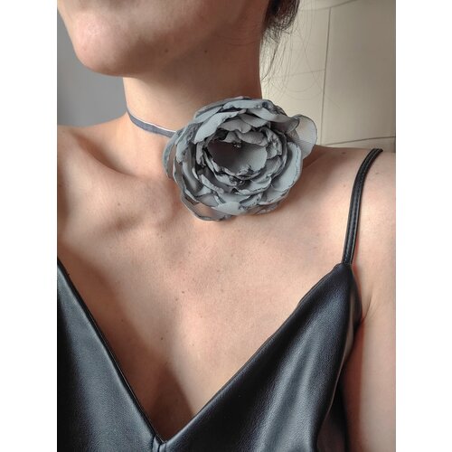 Чокер Julia Batirova чокер цветок роза пион из ткани, кристалл, длина 34 см, серый бархатный чокер ожерелье