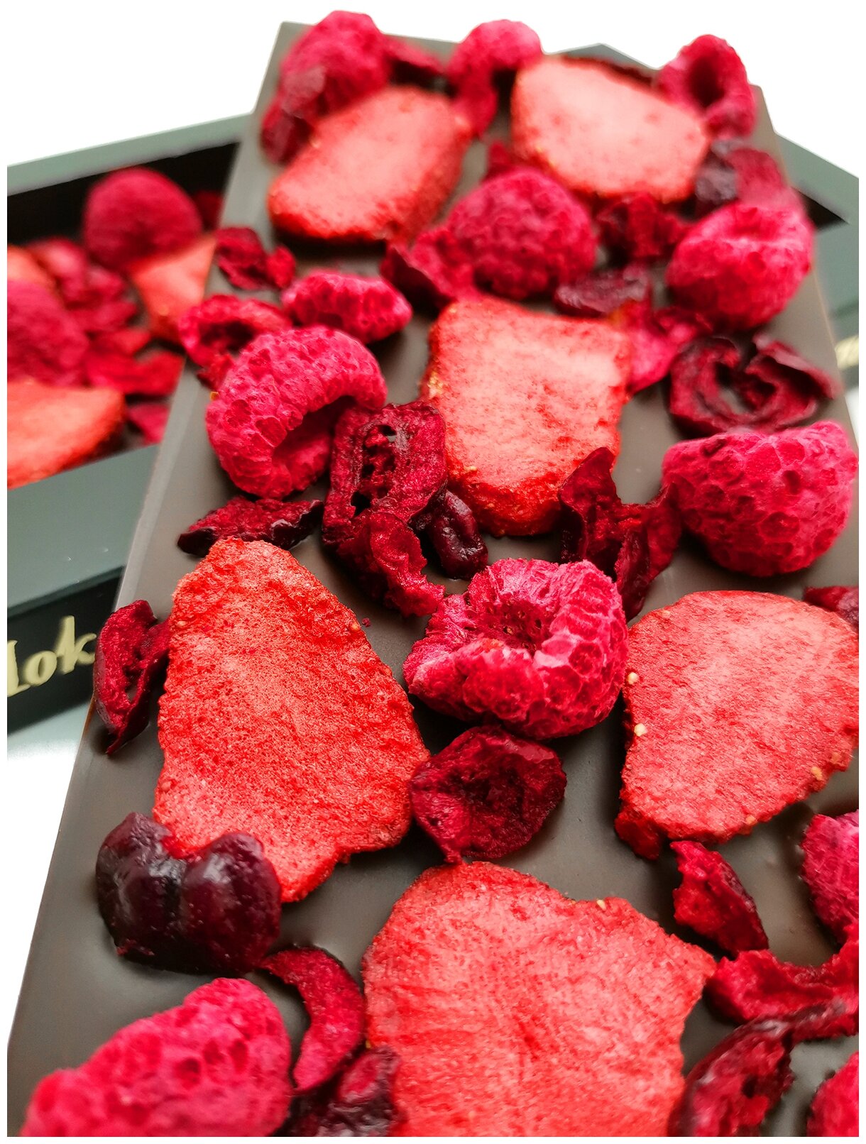Шоколад ручной работы Alice Chocolate темный 54% с сублимированными ягодами клубники, малины и вишни, 100 гр - фотография № 4