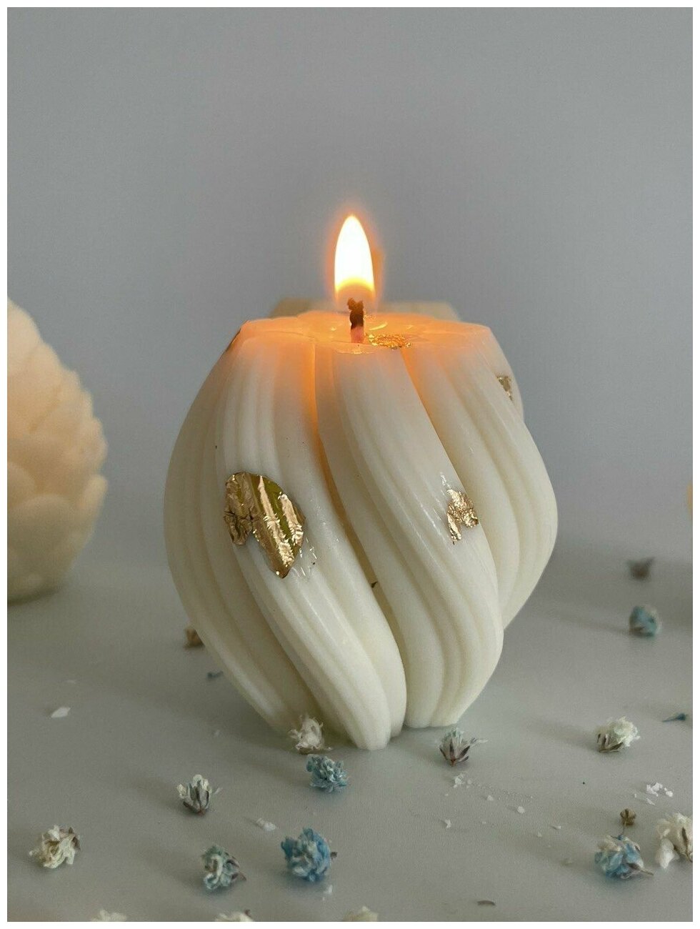 Интерьерная, декоративная свеча из соевого воска, снежинка / волна, Candle Zen, золотой, 6х5 см