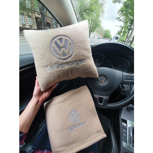 Автомобильная подушка 30х30см и плед 150х150 см в машину с серебристой вышивкой логотипа Volkswagen, цвет бежевый