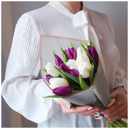 Букет фиолетовых и белых тюльпанов 15 шт Sharonline