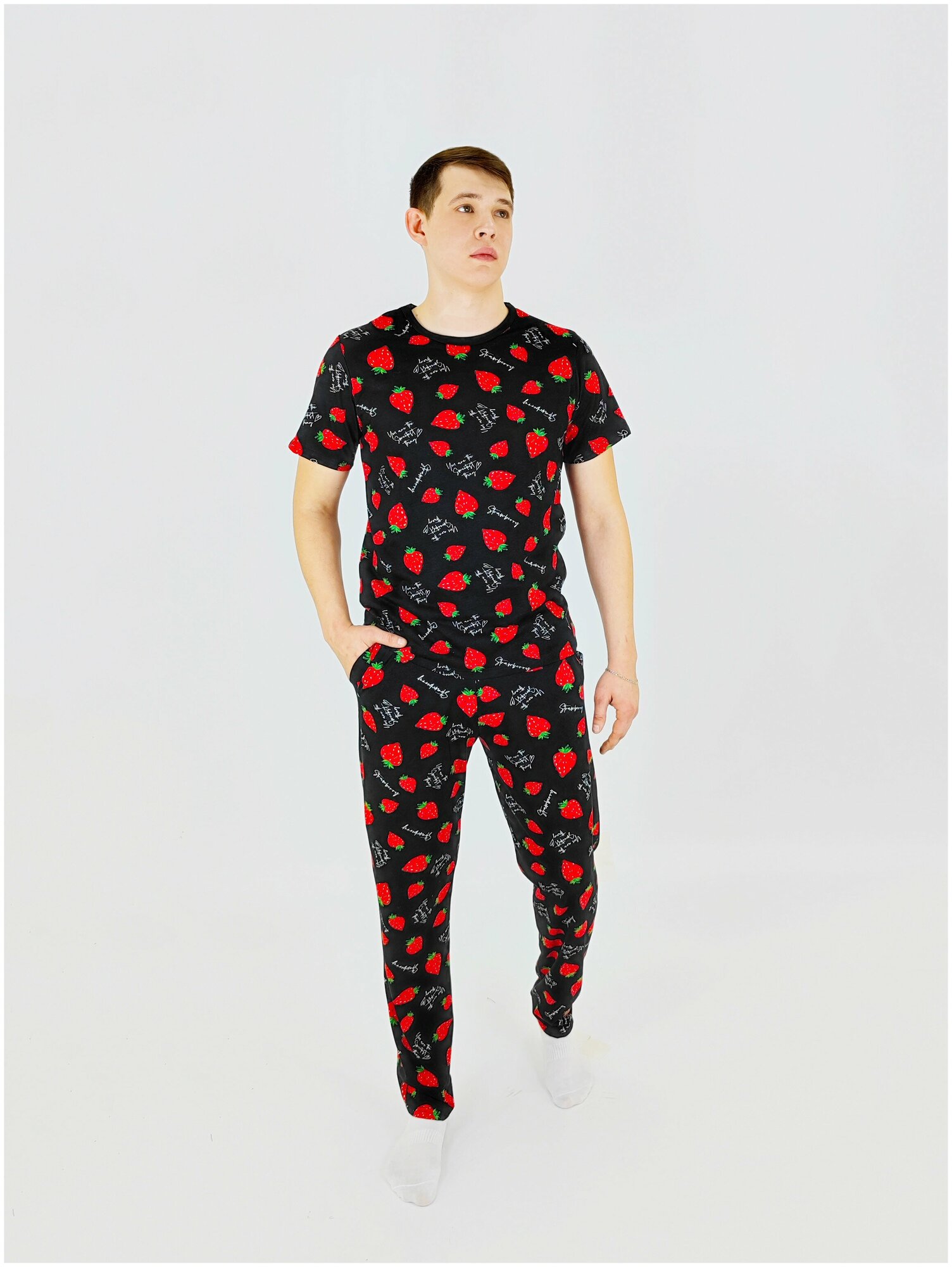 Мужская пижама, мужской пижамный комплект ARISTARHOV, Футболка + Брюки, Клубничка, черный алый, размер 44 - фотография № 2