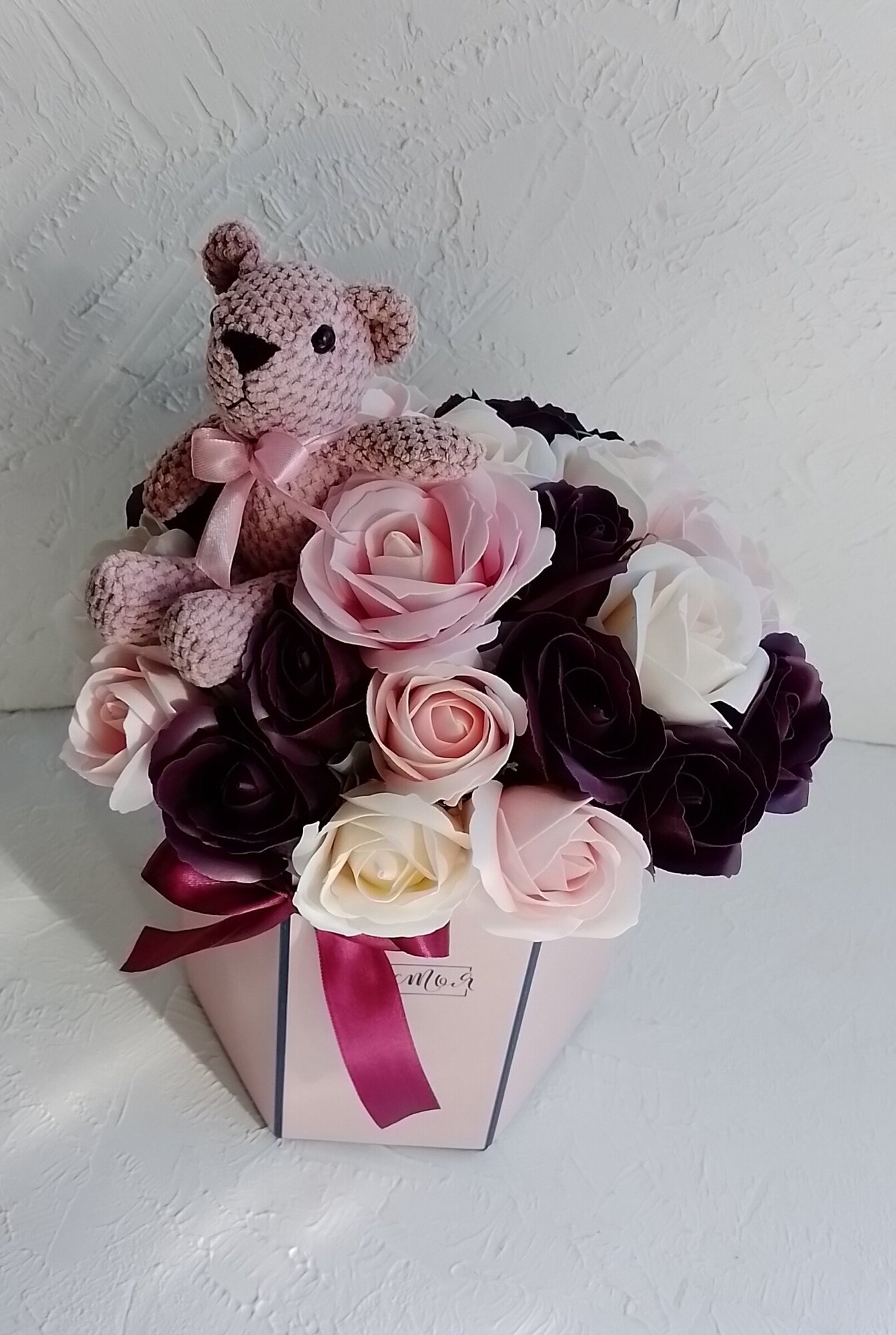 Букет из мыльных цветов, роз с игрушкой Мишка (25 штук). Подарок подруге на День Рождения, Юбилей, Выпускной. Мыльный букет