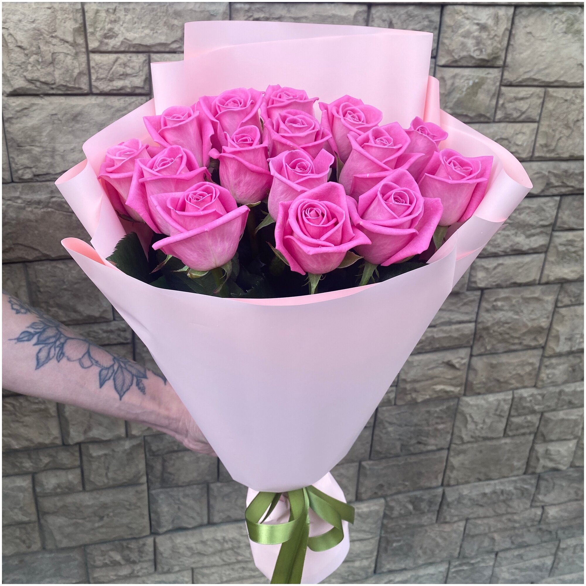 Букет из 15 розовых роз в дизайнерской упаковке/ Радуга Букет